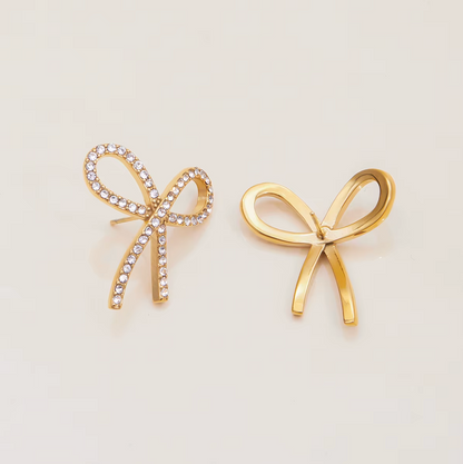 Gold-plated bow-shaped stud earrings embellished with clear crystal stones
