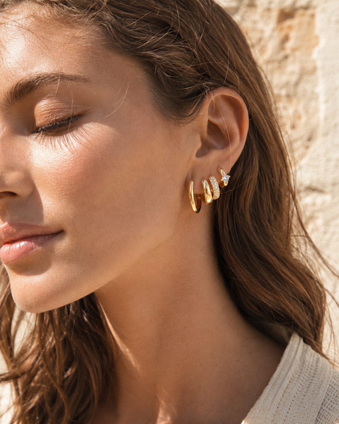 Worn along the ear outdoors, the Belle SET layers four gold hoops of varying widths and textures together.