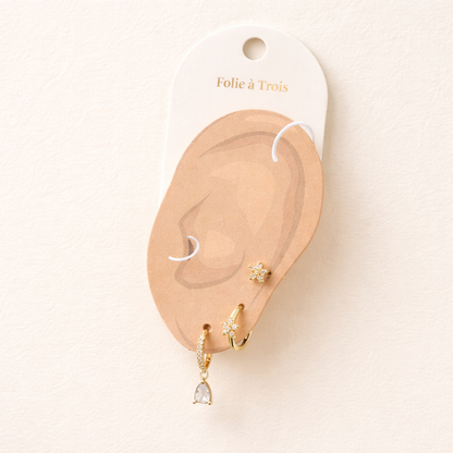 The Mica SET is displayed on a branded card shaped like an ear, showing all three gold pieces in place.
