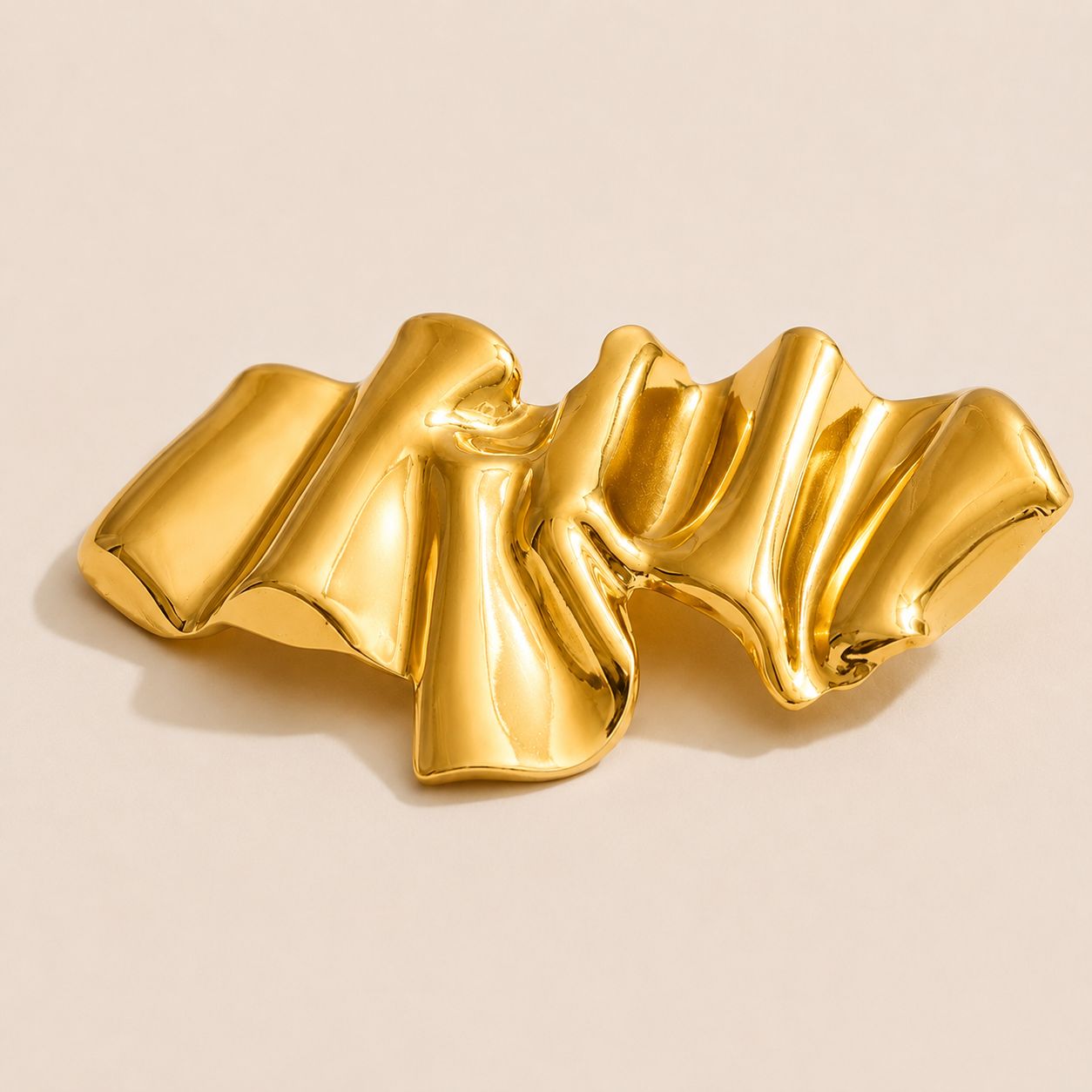 Gold ribbon-fold sculptural brooch with a wavy crumpled texture on a cream backdrop — Folie à Trois Onda BROOCH