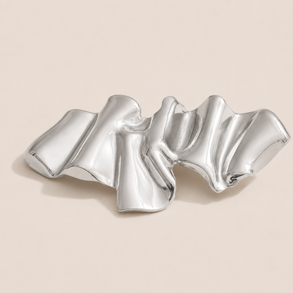 Silver ribbon-fold sculptural brooch with a wavy crumpled texture on a cream backdrop — Folie à Trois Onda BROOCH