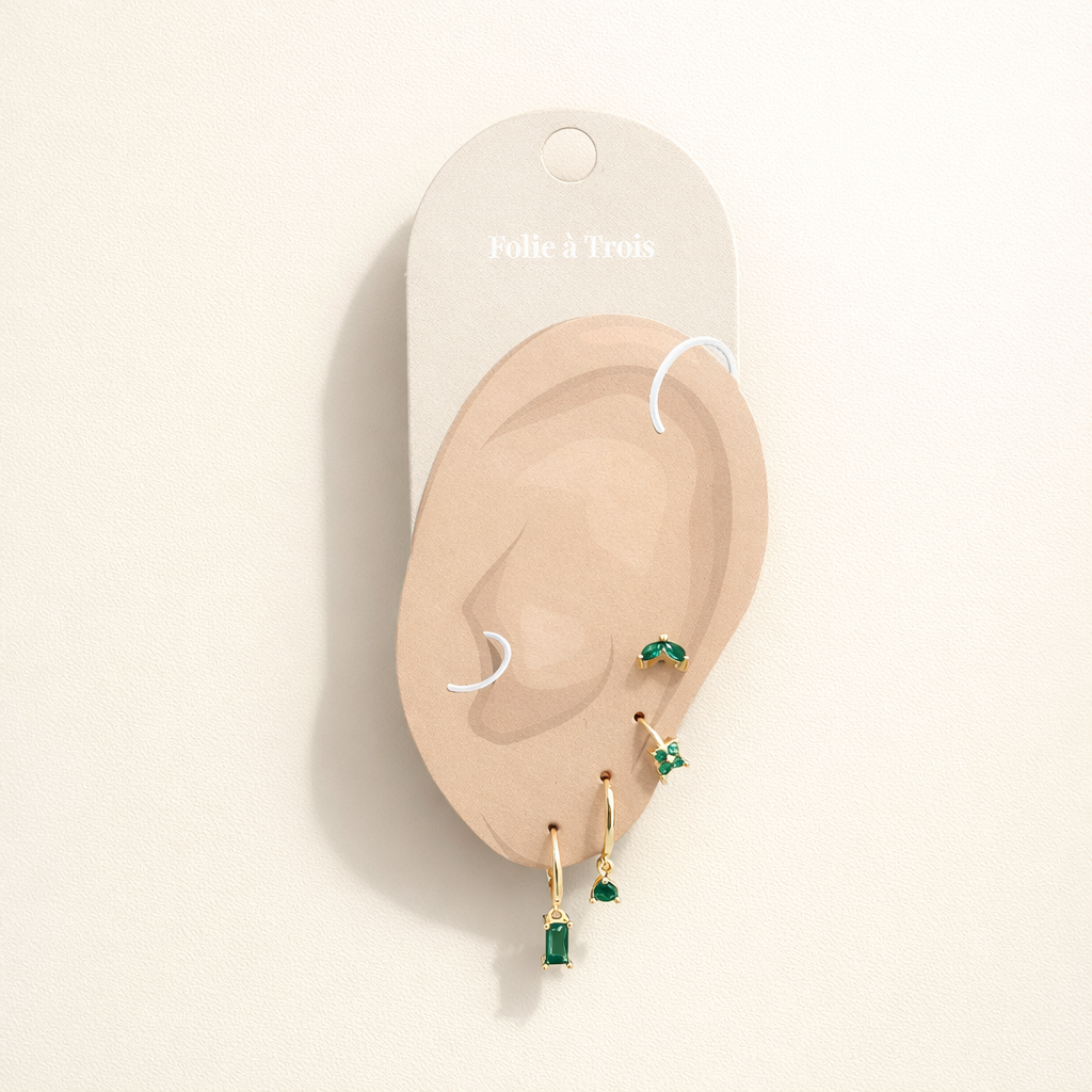 Displayed on a Folie a Trois ear card, Perfect Earparty SET shows its green stones arranged along the ear.