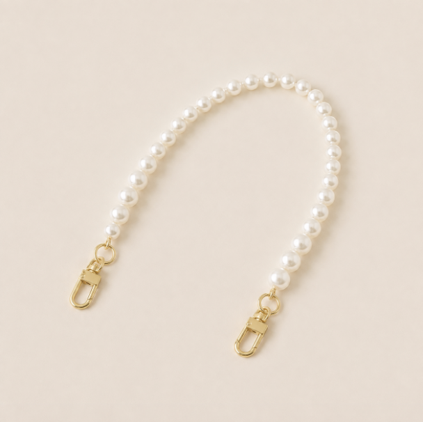 Folie A Trois Sabine Pearl SHORT Phone Chain - lifestyle