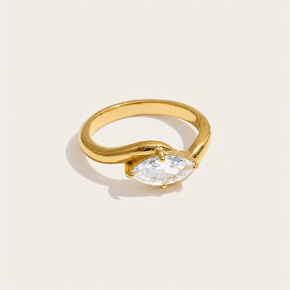 Gold Vague RING: a broad, undulating wave band with a white zirconia set in the curve — Folie à Trois