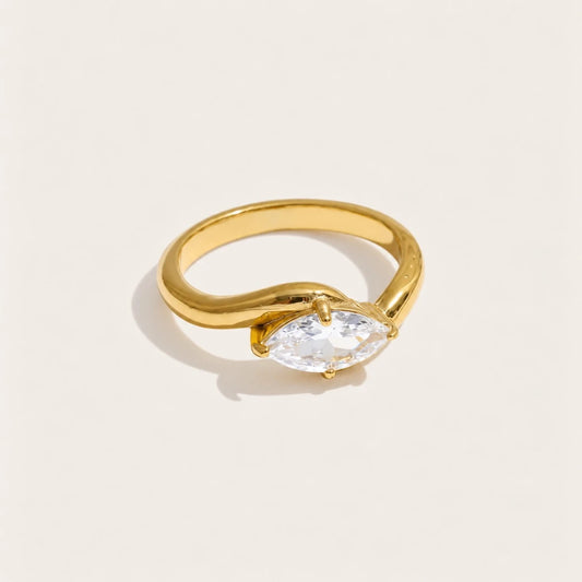 Gold Vague RING: a broad, undulating wave band with a white zirconia set in the curve — Folie à Trois