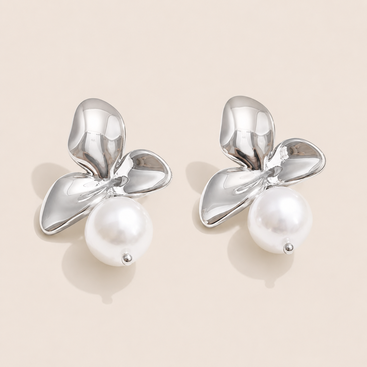 Côte d’Or Silver Pearl Stud Earrings – Tarnish-Free Stainless Steel, Folie à Trois